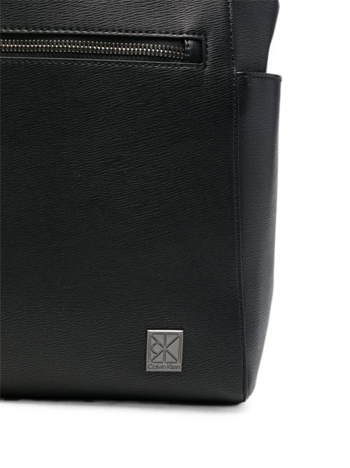 Zaino uomo Calvin Klein nero con logo metallico Calvin Klein | LV04D3422GUB1